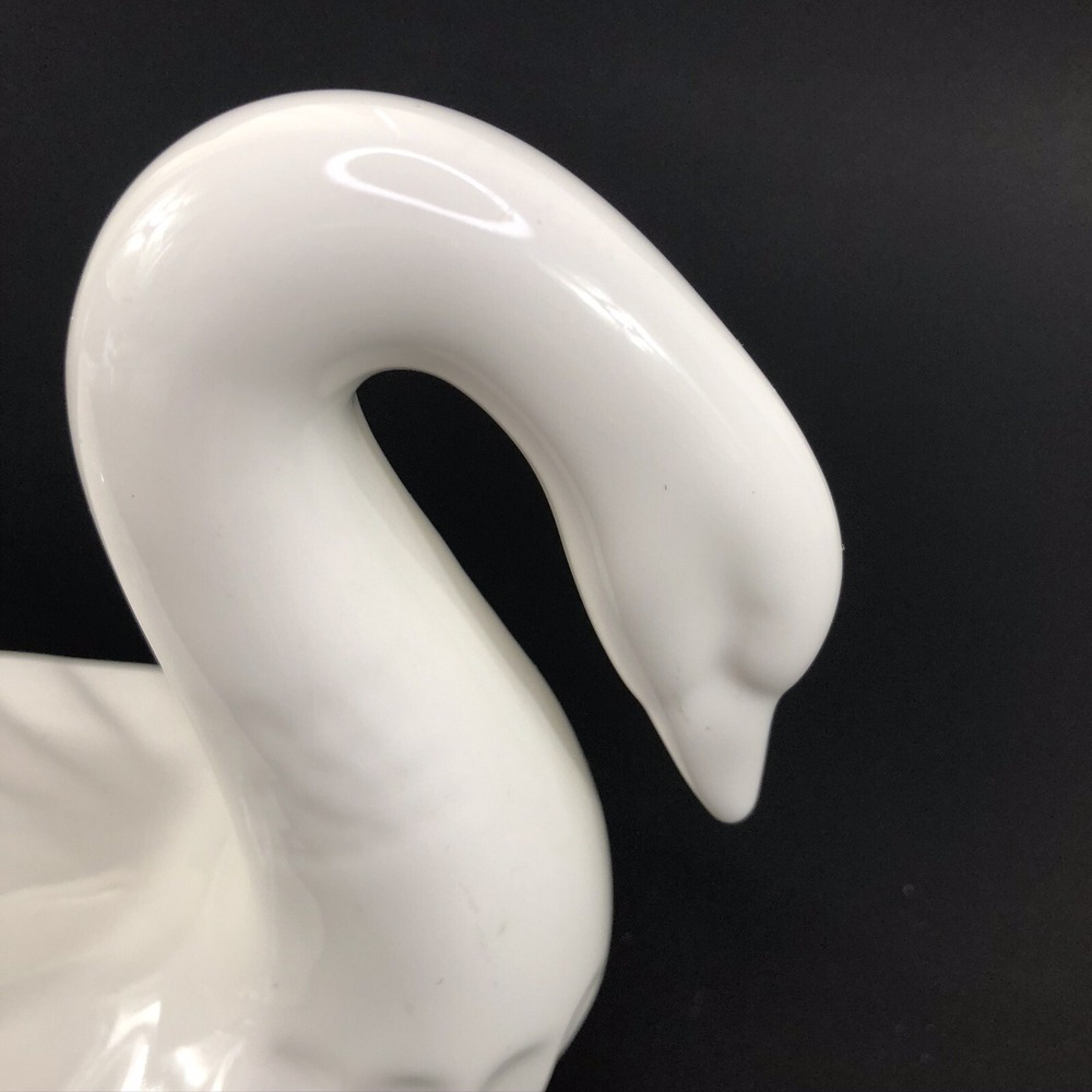 Vintage White Ceramic Swan Towel Holder Mid Century Bathroom Accessory - Picture 6 of 7